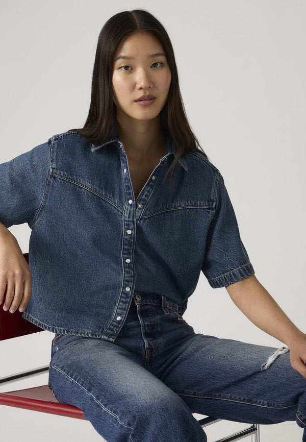 Levi's® LOGAN SS DENIM SHIRT - Button-down blouse - tencel tinted times