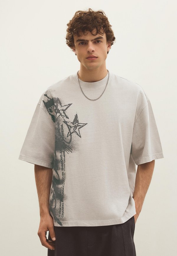 Bershka BOXY FIT PRINT T-SHIRT - Print T-shirt - light grey