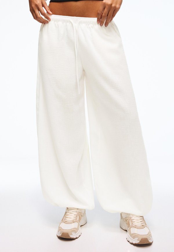 Bershka RUSTIC BLOOMER - TROUSERS - Trousers - white