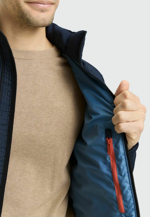 TOM TAILOR TOM TAILOR JACKEN LIGHTWEIGHT HYBRID JACKE MIT STEHKRAGEN