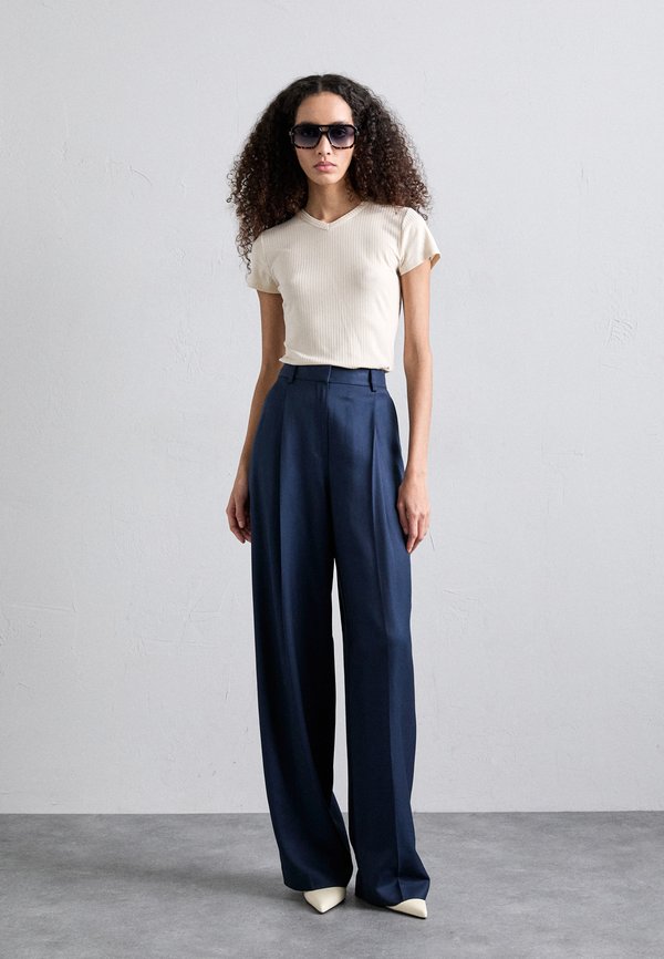 Filippa K HIGH V NECK TEE