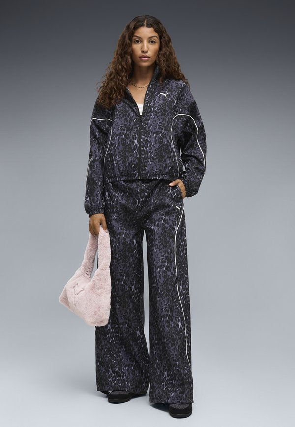 Puma PUMA SPORT ANIMAL RELAXED AOP WIDE LEG WOVEN PANTS - Tracksuit bottoms - inky depths