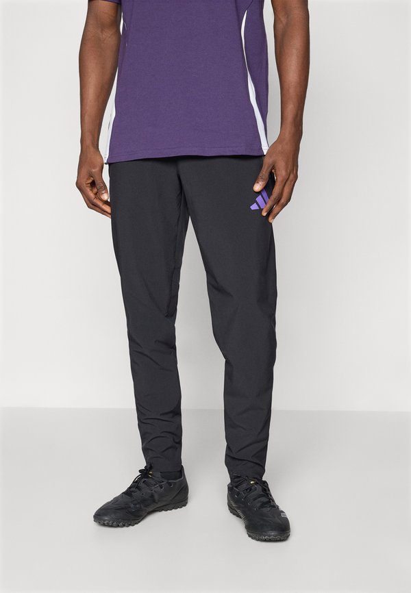 adidas Performance MANCHESTER UNITED TIRO25 COMPETITION VIS TECH TRAVEL PANT - Club wear - black/purple rush