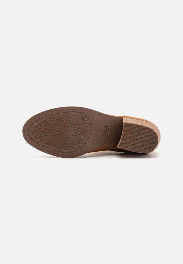 TOMS EVERLY