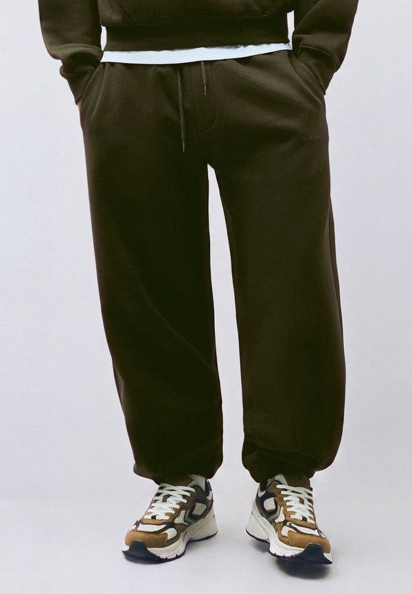 Bershka JOGGER - TRACKSUIT BOTTOMS - Tracksuit bottoms - olive