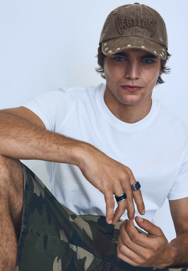 Bershka WITH EYELETS AND EMBROIDERY - CAP - Cap - dark brown