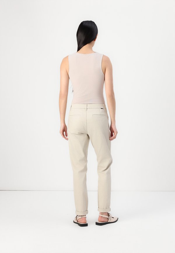 DOCKERS WEEKEND CHINO SLIM ANKLE