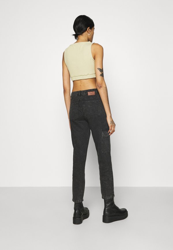 NA-KD JASMIN AZIZAM CROPPED SINGLET