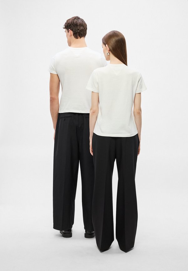 Tommy Jeans ESSENTIAL LOGO TEE UNISEX