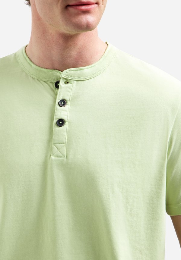 NO EXCESS WITH BUTTON CLOSURE