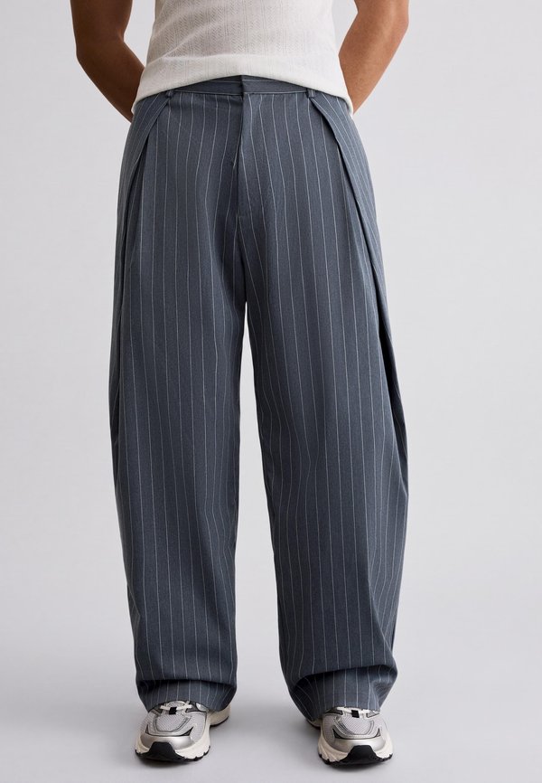 Bershka SUPER BAGGY DOUBLE DART - TROUSERS - Trousers - royal blue