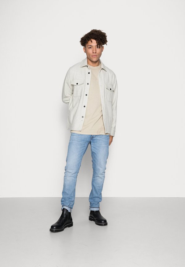 Sean John SCRIPT LOGO WASHED EMBROIDERY TEE