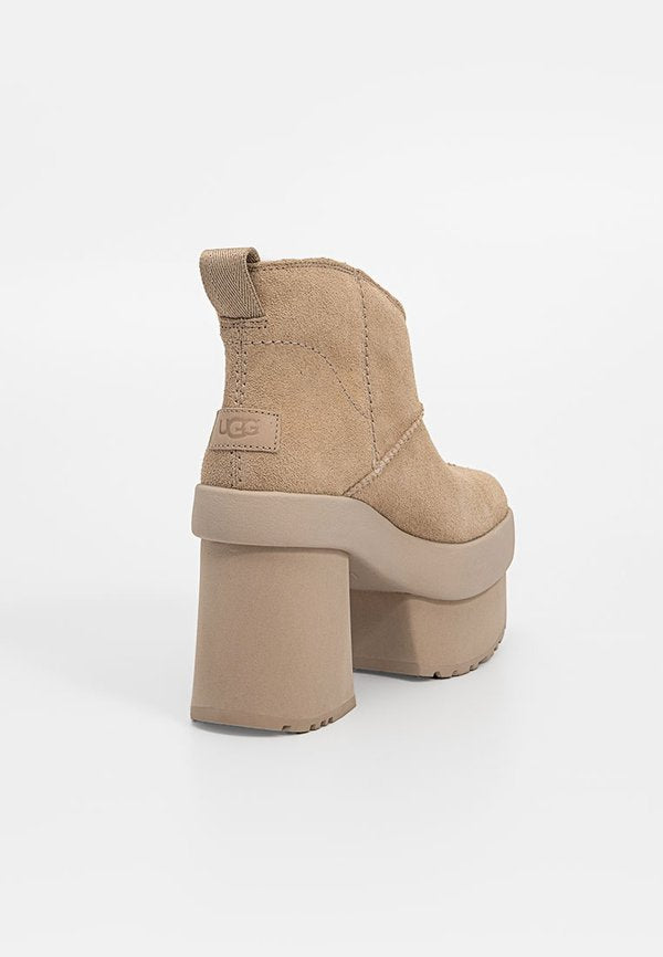 UGG