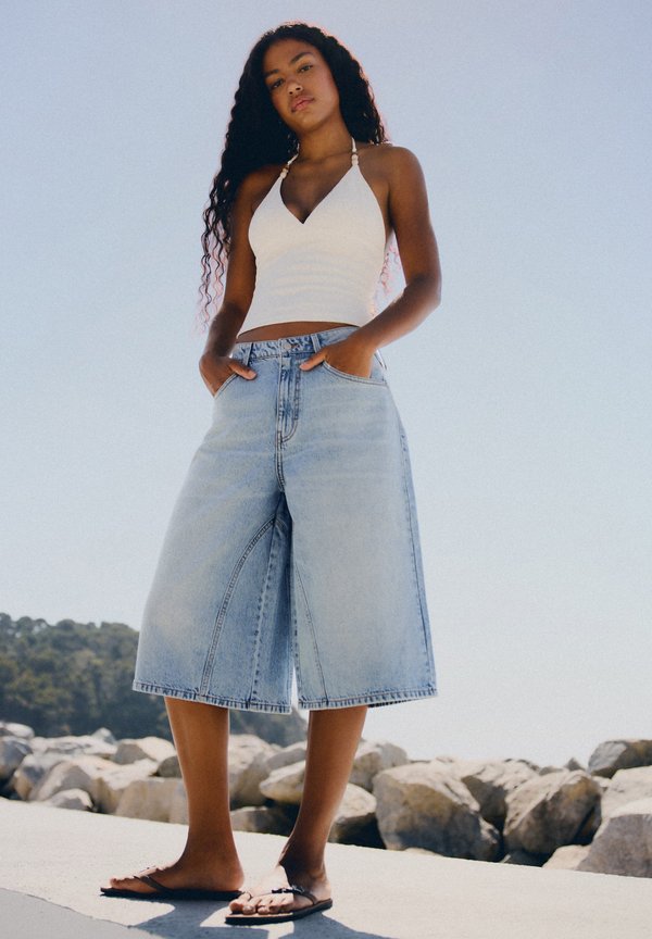 Bershka DENIM SLOUCHY JORT - Denim skirt - light blue