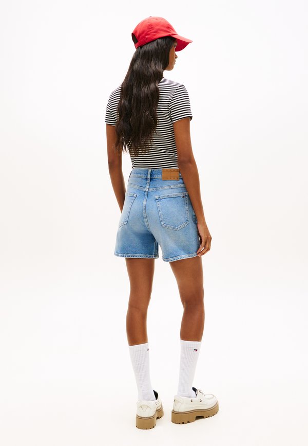 Tommy Jeans COLOUR-BLOCKED COIN POCKET MOM DENIM SHORTS