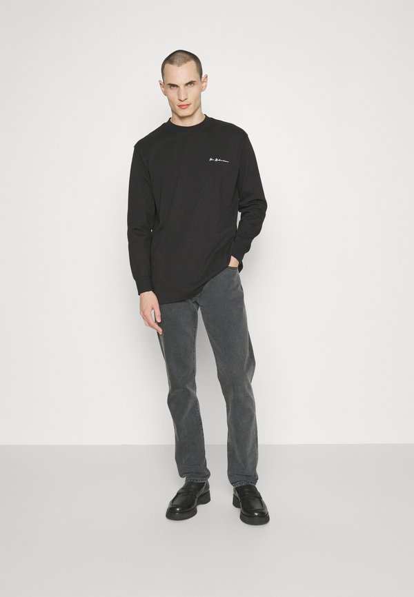 Han Kjøbenhavn PRET A PORTER LOGO SCRIPT BOXY TEE