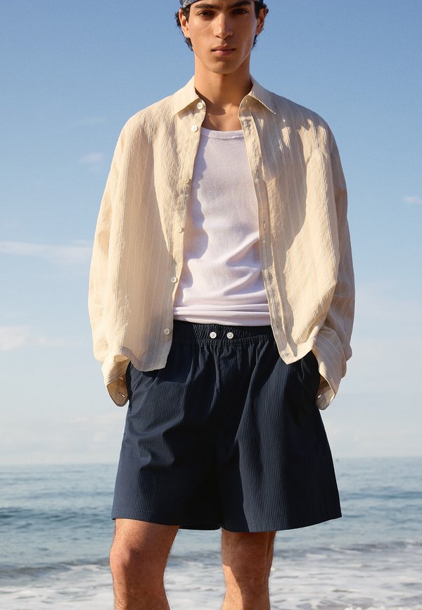 Bershka BOXY FIT - BERMUDA SHORTS - Shorts - royal blue