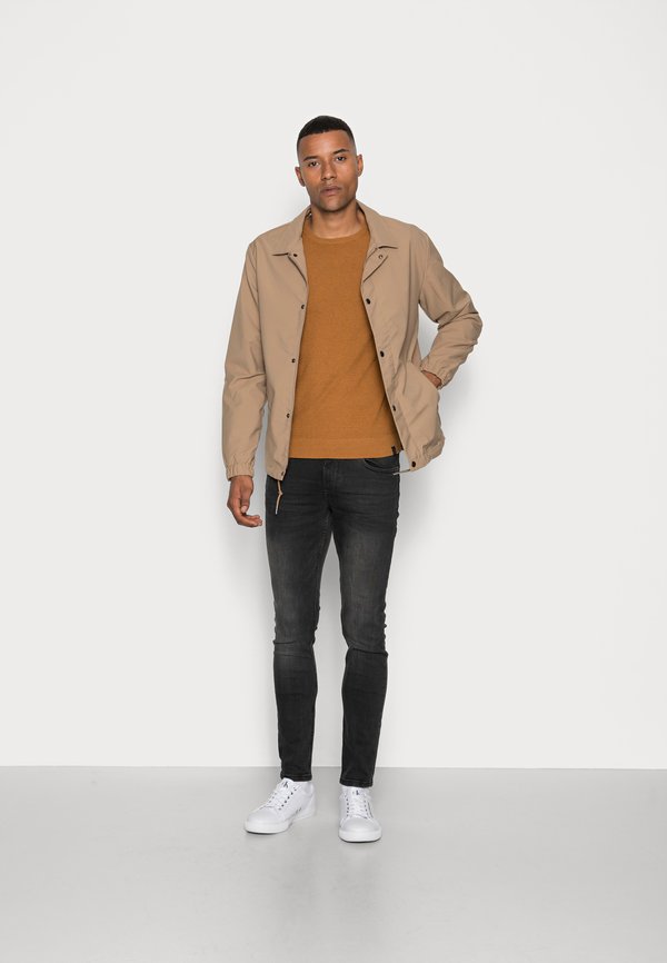 Pier One by Zalando