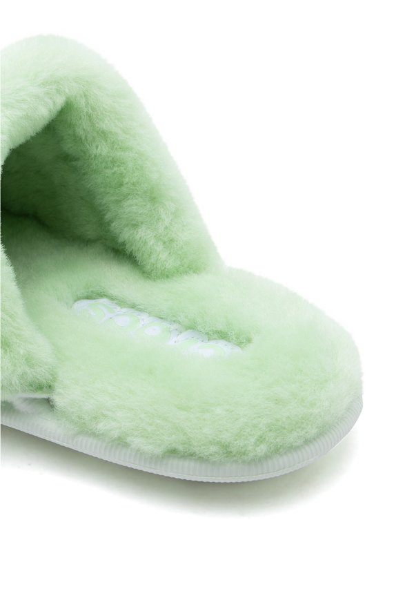Crocs CLASSIC FUZZ SCUFF UNISEX