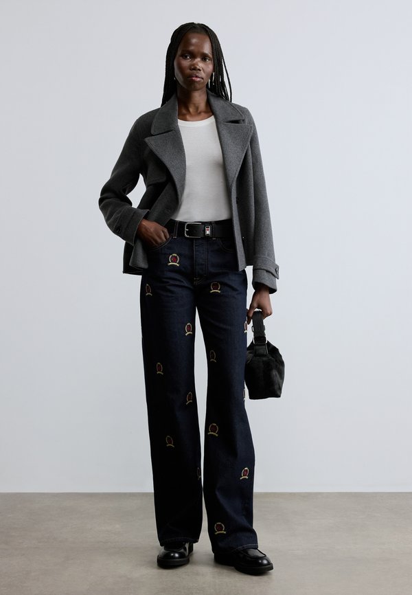 Tommy Jeans MIA CREST EMBROIDERY RELAXED STRAIGHT LEG JEANS