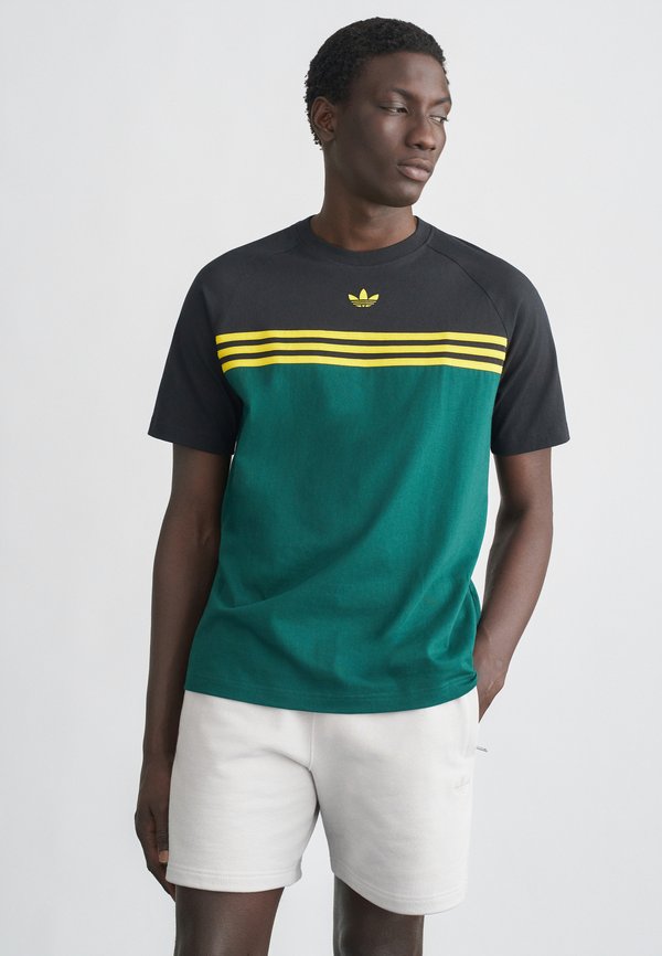 adidas Originals CHEST - Print T-shirt - collegiate green/black