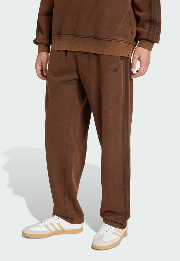 adidas Originals PREMIUM ESSENTIALS RETRO WASHED OPEN HEM  - Tracksuit bottoms - aurora coffee
