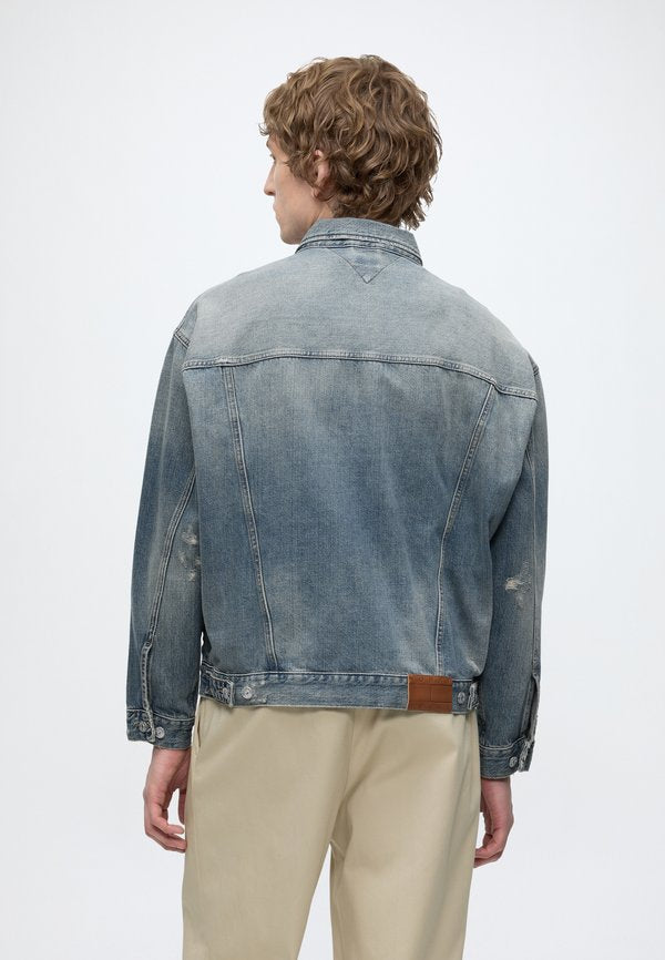 Tommy Jeans THEO OVERSIZED DISTRESSED DENIM TRUCKER JACKET
