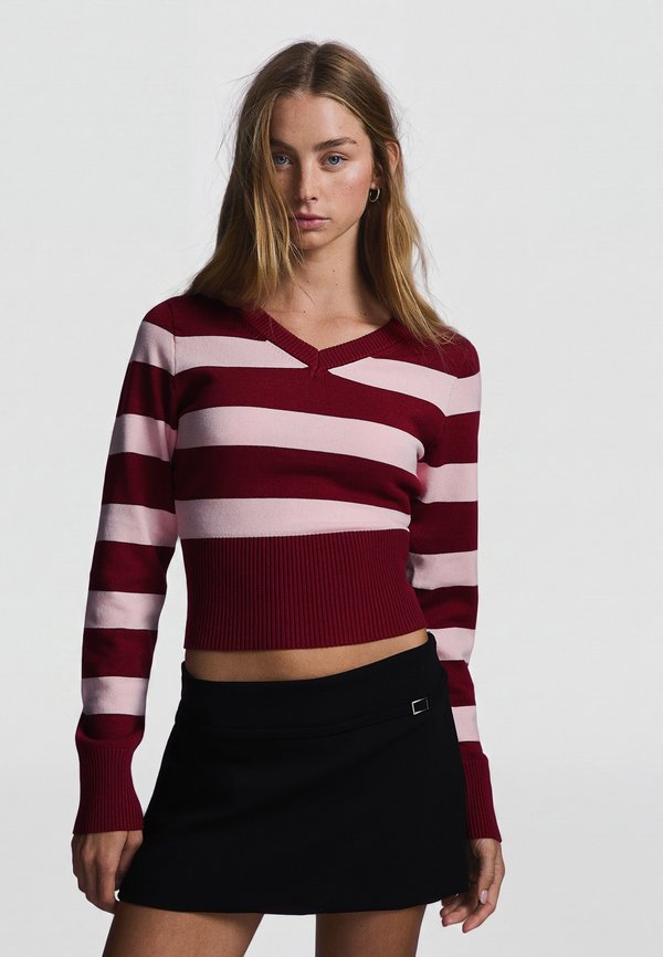 Bershka EMBROIDERED V-NECK JUMPER - Jumper - dark red