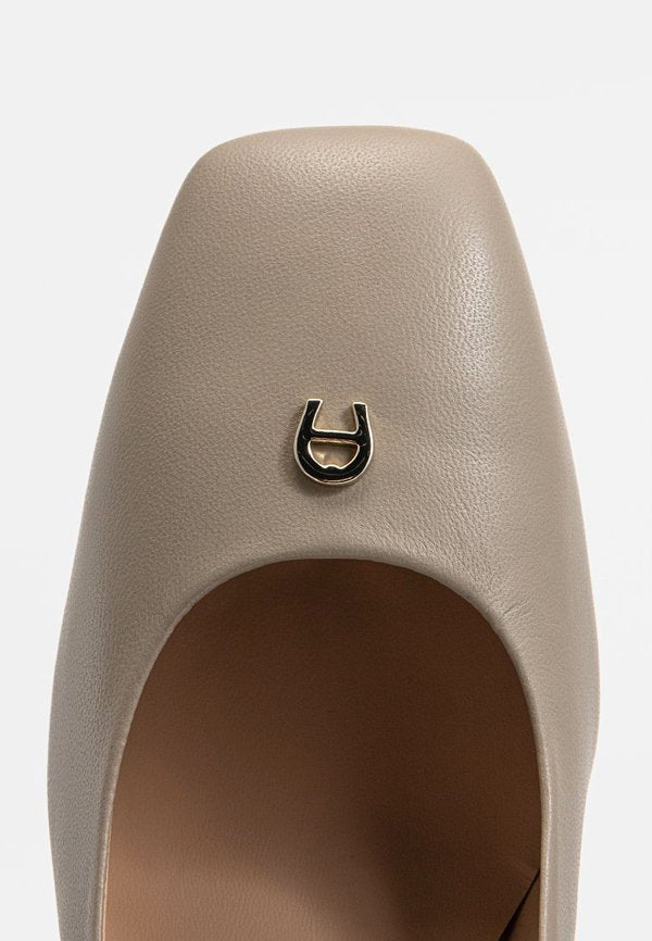 AIGNER COURTNEY