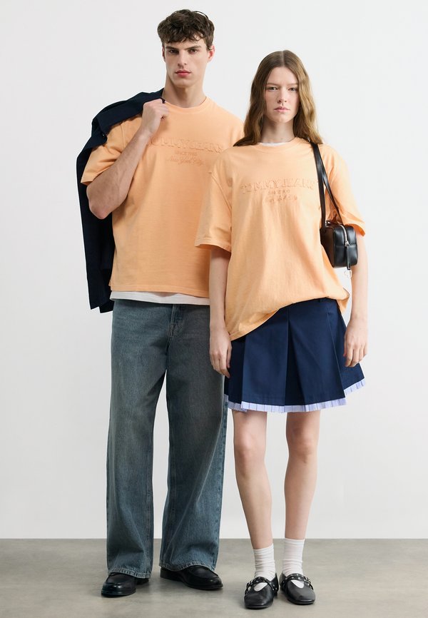 Tommy Jeans CLASSIC LOGO CREW NECK T-SHIRT