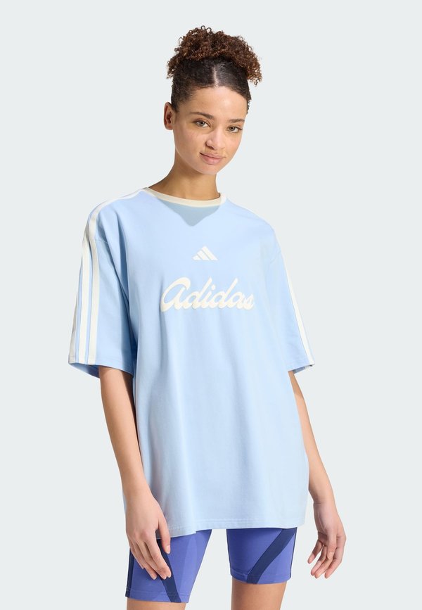 adidas Sportswear ADIDAS SPORTSWEAR LUX TIRO LOOSE GRAPHIC T-SHIRT - Print T-shirt - glow blue