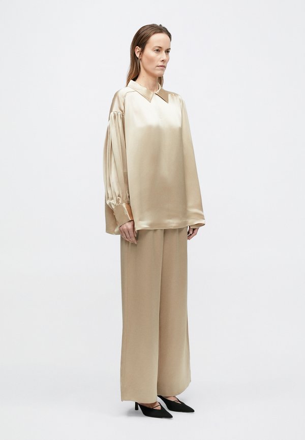 By Malene Birger LEONORA