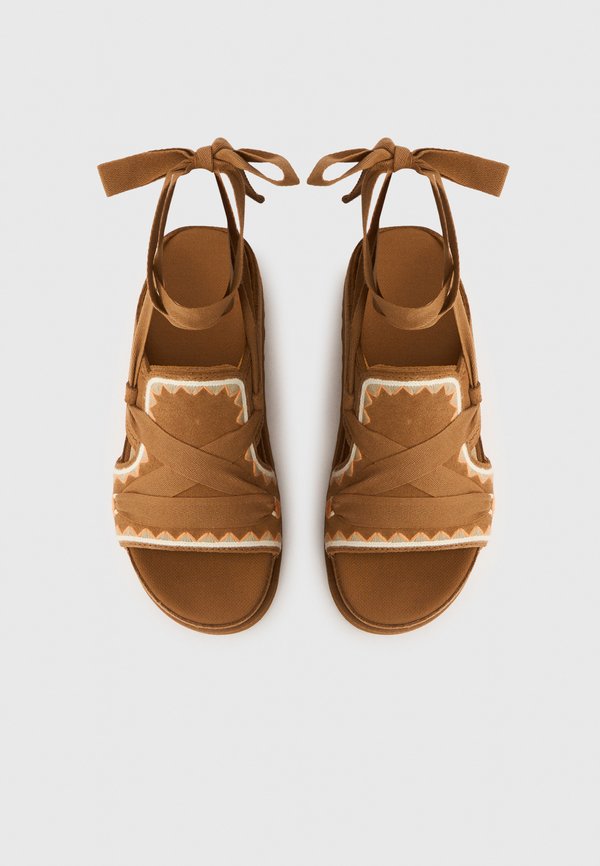 UGG GOLDENSTAR HI