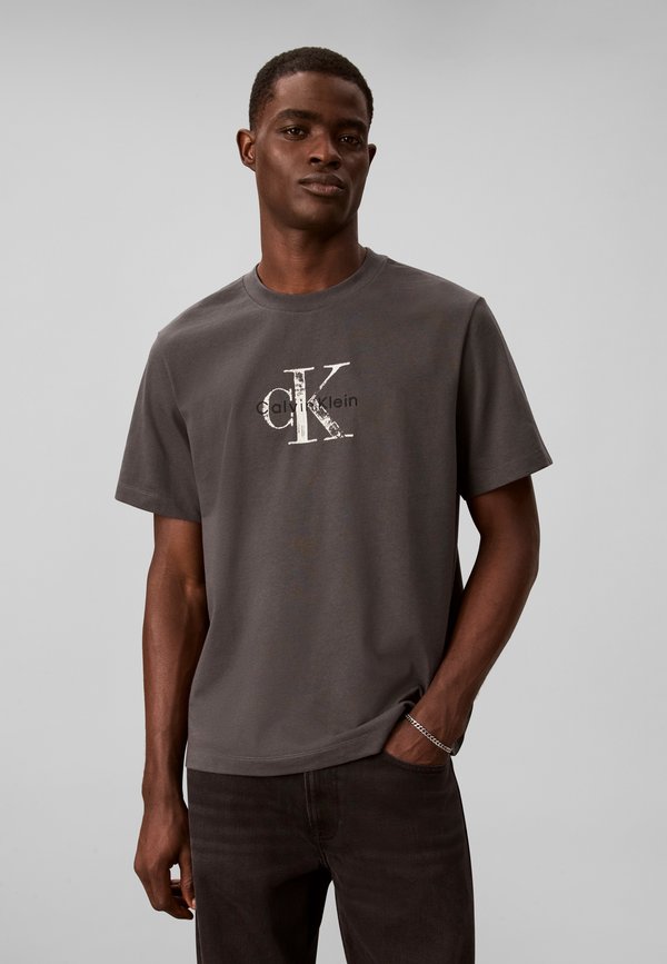 Calvin Klein Jeans DISTRESSD MNLGO GRAPHI - Print T-shirt - volcanic ash