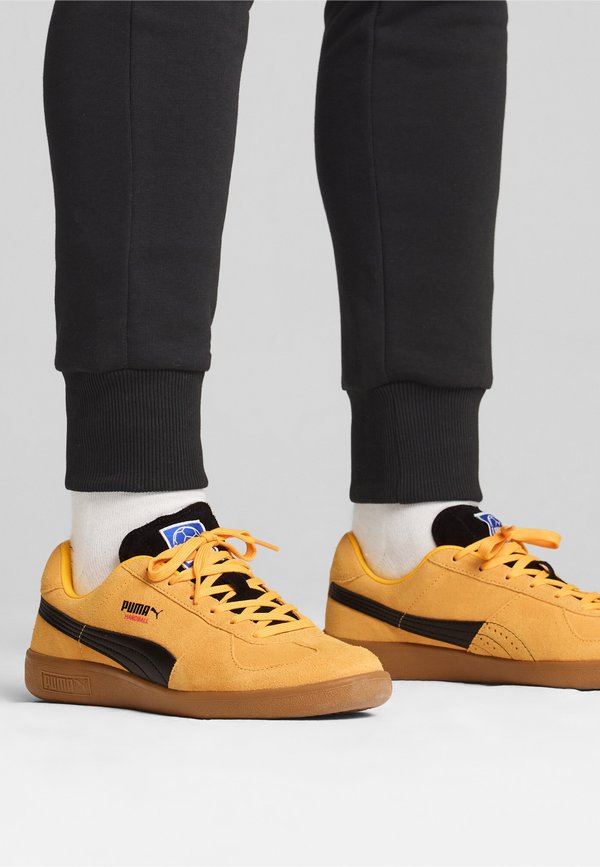 Puma HANDBALL - Handball shoes - sun stream black caramel latte