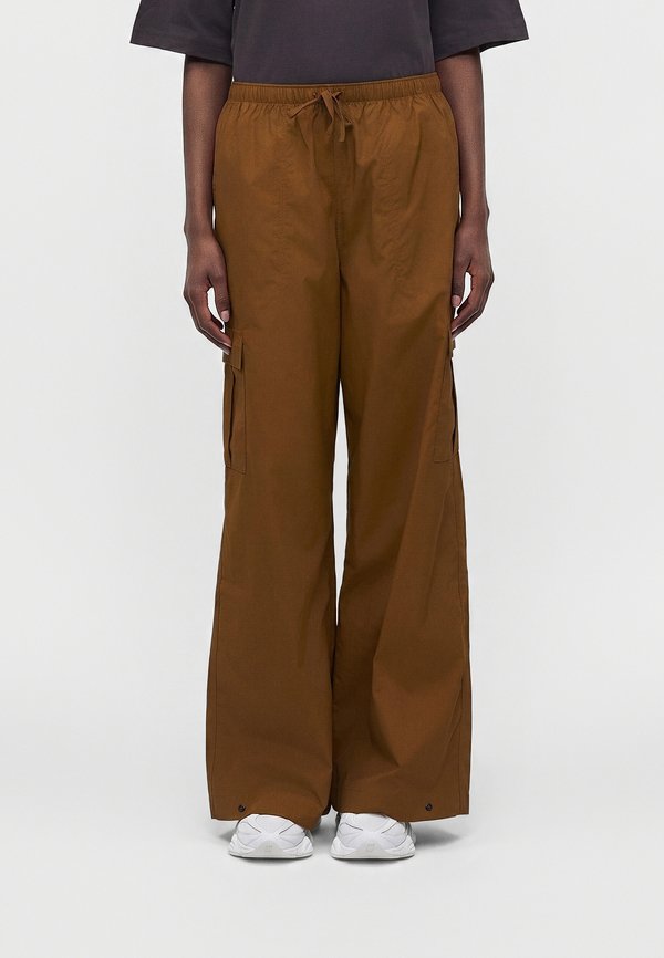 New Balance PANT - Cargo trousers - breakfast tea