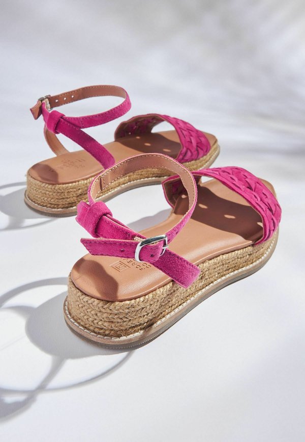 Next FOREVER COMFORT®  DETAIL WITH