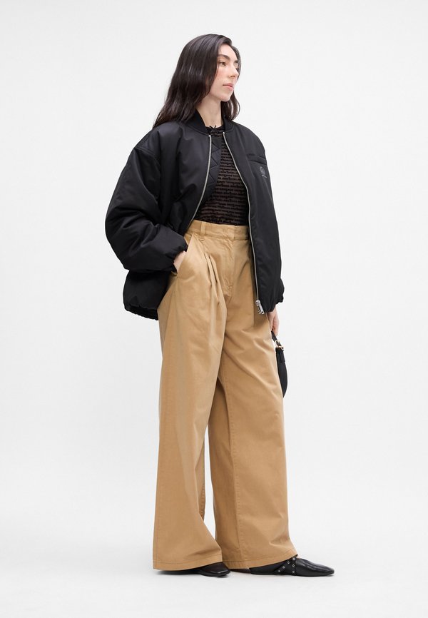 Tommy Jeans PLEATED TWILL WIDE LEG CHINOS