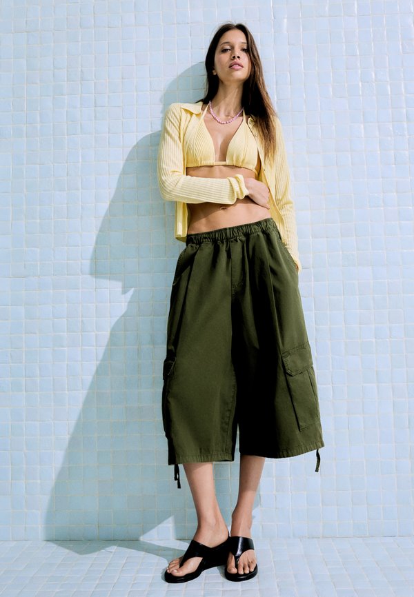 Bershka ELASTICATED WAISTBAND - CARGO SHORTS - Shorts - dark green