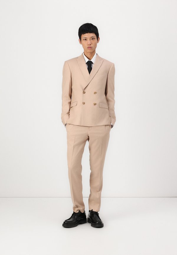 Isaac Dewhirst THE FASHION PEAK SUIT SLIM