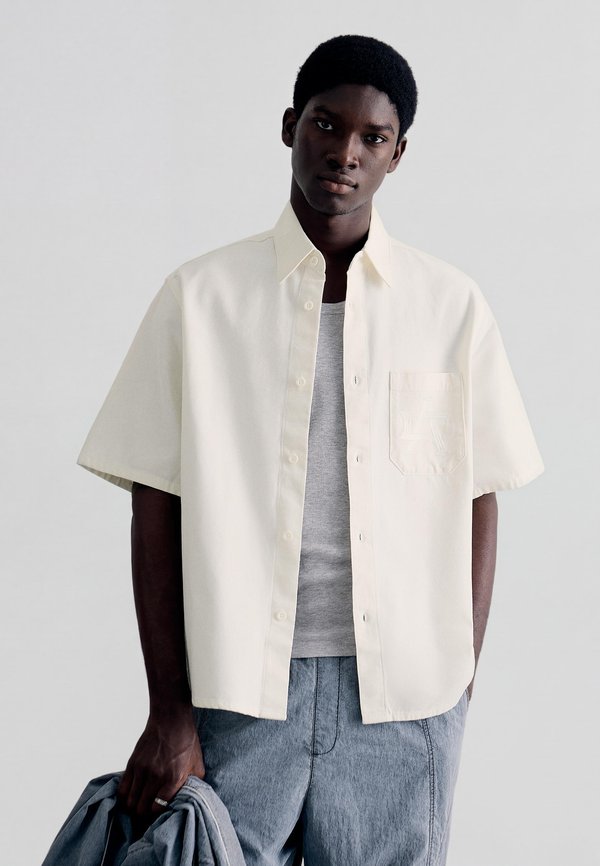 Bershka EMBROIDERED BOXY SHORT SLEEVE SHIRT - Shirt - white