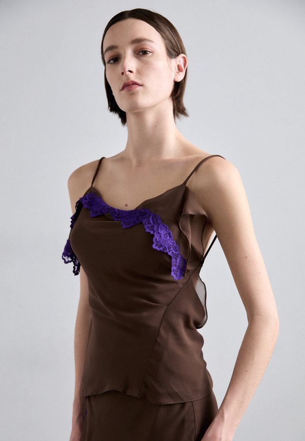 Vaillant ASYMMETRIC TANK WITH TRIM