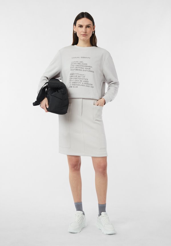 comma casual identity MIT FRONT UND LAYER