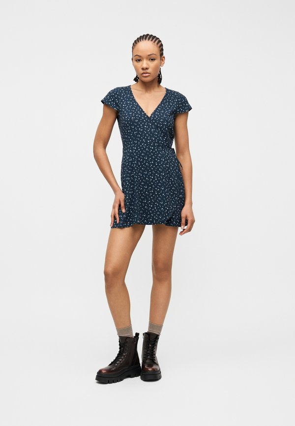 Hollister Co. WRAP