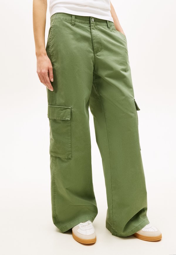 Tommy Jeans LOW RISE STRAIGHT WIDE LEG CARGO TROUSERS