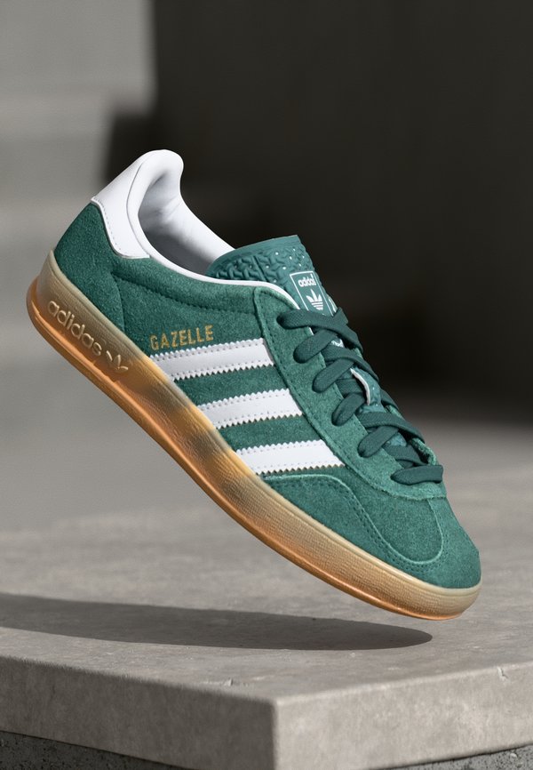 adidas Originals GAZELLE INDOOR UNISEX - Trainers - collegiate green/footwear white
