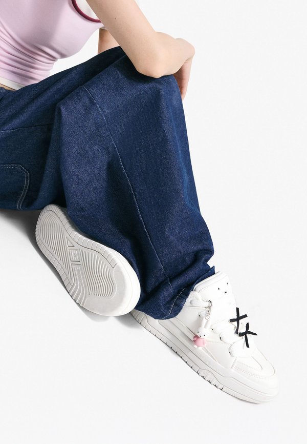 Bershka MIFFFY - Skate shoes - white