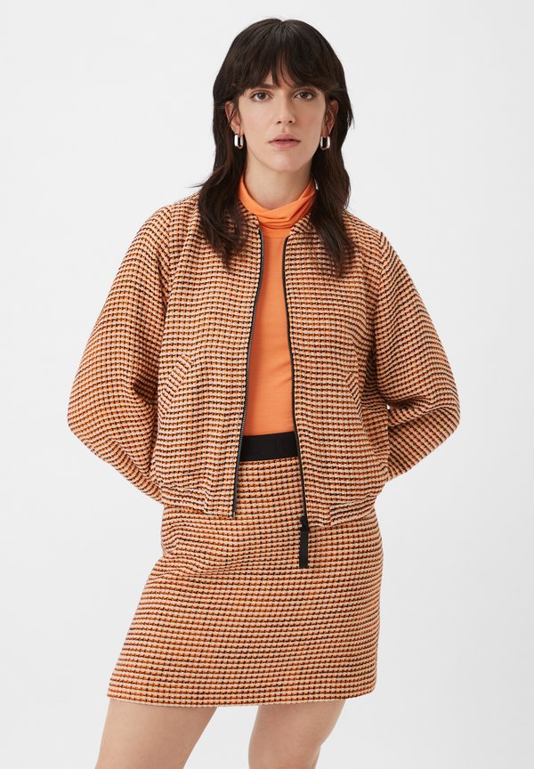 comma casual identity AUS BOUCLÉ