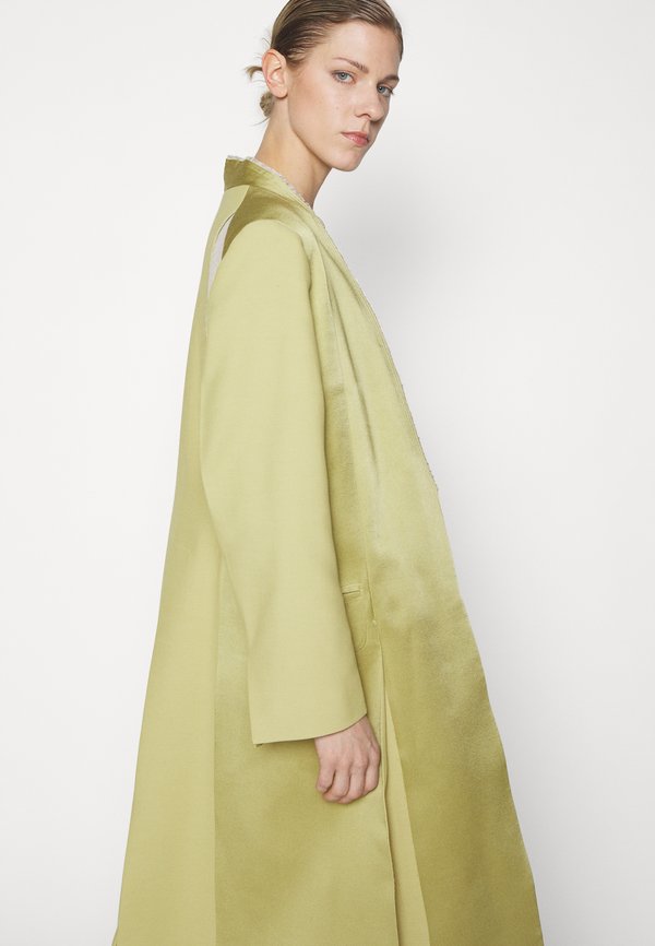 Victoria Beckham PLEAT DETAIL COAT
