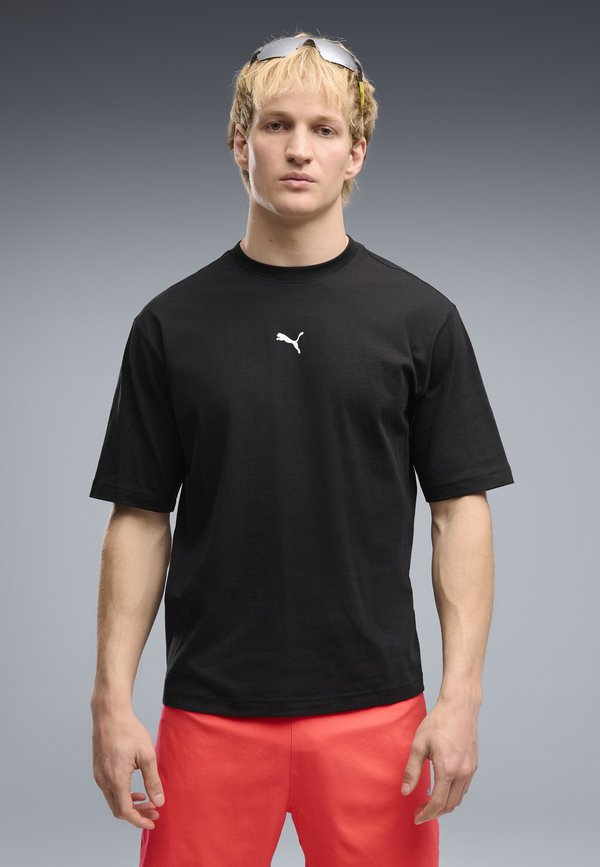 Puma RUN CULTURE COLLECTIVE BOXY GRAPHIC T-SHIRT - Print T-shirt - black